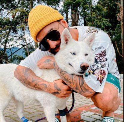 An image of Maluma and his Dogs